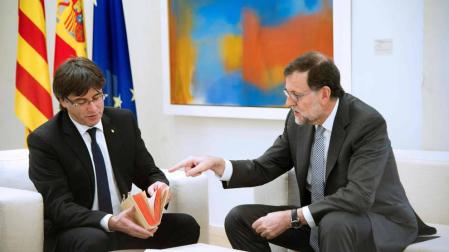 Rajoy recibe a Puigdemont y le regala un ejemplar de El Quijote