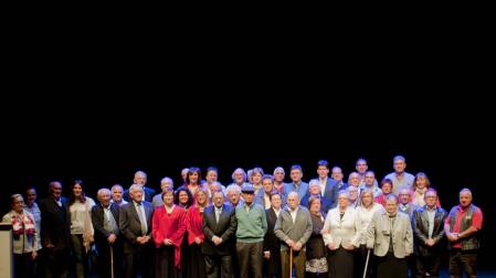 Foto de familia de los primeros donantes de la delegación local de Adona en Peralta homenajeados y los que recibieron la insignia de plata.
