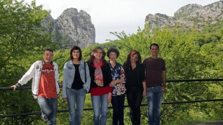 De izquierda a derecha: Miguel Ángel Arregui, María Jesús Arregui, Nuria Rojo, Idoia Echeverría, Isabel Arregui y Juampe Arregui. Hermanos y esposas de Tatono e Imanol Arregui, presidente y entrenador de Magna Gurpea Xota.