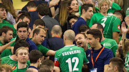Javi Eseverri se abre paso entre los seguidores del Magna para ir a recoger el trofeo de subcampeón al palco. A sus 39 años sigue siendo un referente para todos.
