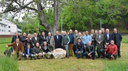 Ex colegiales de Lekaroz ayudan a conservar un magnolio de 1891