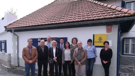 Autoridades locales y de Turismo, con responsables y trabajadores de Correos, ante la nueva oficina.