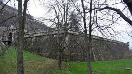 Baluarte donde se produjo la caída de ayer de la joven mexicana. Al otro lado se encuentra el portal de Francia.