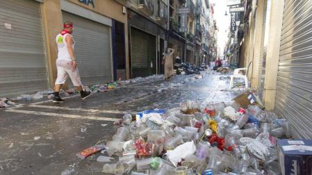 La calle San Nicolás, con basura acumulada, la mayoría plástico, un amanecer de fin de semana en Sanfermines.