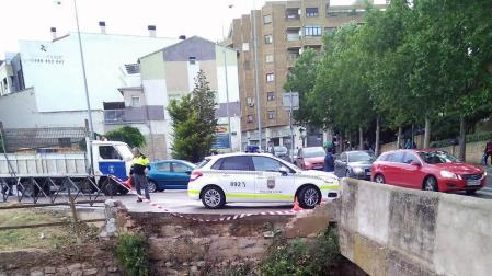 Un coche cae al río en Tudela sin que el dueño pueda hacer nada para evitarlo