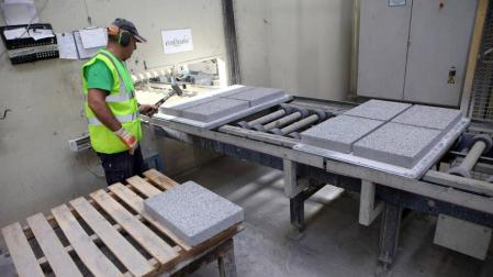 Un operario de PVT completa uno de los pasos del proceso de producción de las baldosas ecoGranic.