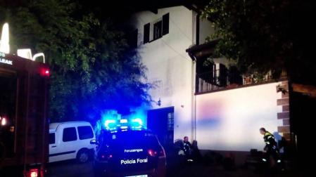 El balcón al que treparon los policías forales se encuentra en la fachada principal, tras el árbol.