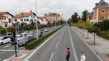 Fallece tras impactar con la mediana en la avenida Baja Navarra