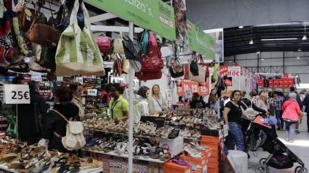 La feria del outlet se convirtió ayer en un centro comercial.