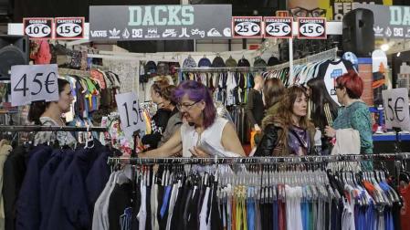 La feria del outlet se convirtió ayer en un centro comercial.