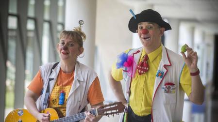 Payaso de hospital, un oficio de 30 años para que el niño olvide dónde está