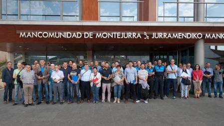 Los representantes de los 37 ayuntamientos junto al resto de autoridades forales delante del edificio de Mancomunidad de Montejurra.