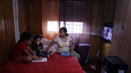 Reportaje de familias que viven en Navarra en las conocidas como habitaciones-patera.