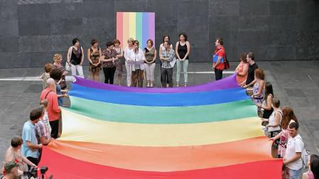 El colectivo LGTBI conmemora su día con un acto en el Parlamento de Navarra