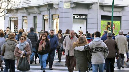 Gente paseando en la plaza de Merindades de Pamplona.