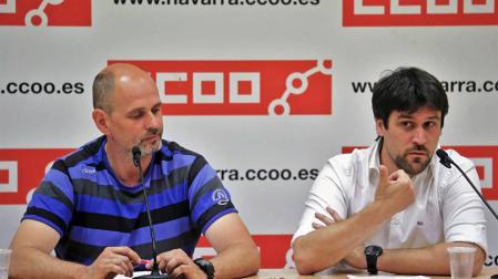 Josi Escribano, secretario de organización, y Aitor Jáuregui, responsable de  servicios jurídicos de CC OO.