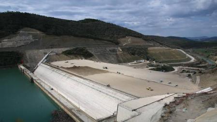 Imágenes del estado de las obras del cuerpo de le nueva presa de Yesa, que ha alcanzado ya los 76 metros de la antigua.