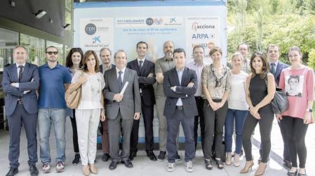Representantes de las empresas participantes en el Reto solidario, junto a Virgilio Sagüés, presidente de la Fundación Diario de Navarra, y José Luis Larriú, director de Banca de Empresa de CaixaBank.
