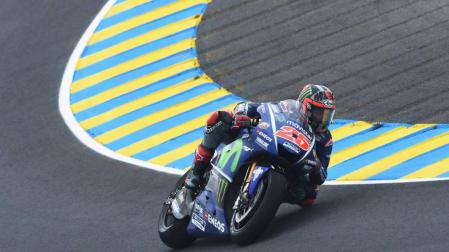 Viñales aprovecha un error de Rossi para ganar y recuperar el liderato en Le Mans