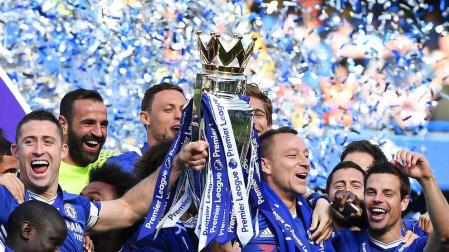 Imágenes de la celebración de los jugadores del Chelsea tras recibir el trofeo de campeón de la liga inglesa