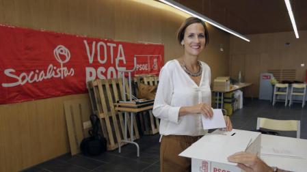 La secretaria general del PSN, María Chivite, en el momento de depositar su voto en la sede socialista de la localidad navarra de Sarriguren.