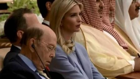 La inoportuna siesta de Wilbur Ross en el discurso de Trump