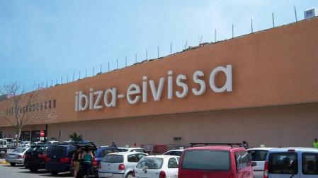 Alerta sanitaria en el aeropuerto de Ibiza tras siete días de huelga de limpieza