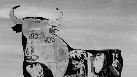 Grafitean en un toro de Osborne un fragmento del 'Guernica' de Picasso