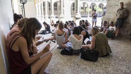 Los sindicatos en bloque piden que Educación retire la acreditación de interinos