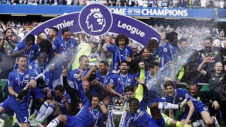 Imágenes de la celebración de los jugadores del Chelsea tras recibir el trofeo de campeón de la liga inglesa