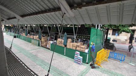 La tómbola de Cáritas ayer por la mañana. El sábado a las 19 horas abrirá al público. Más de 100 voluntarios trabajarán hasta el 15 de julio.