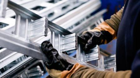 UGT pide para el metal una subida salarial este año del 2,6 por ciento