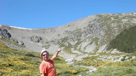 Javier Lavilla Calvo, el miércoles, en el circo de San Miguel, vaguada también conocida como la Cuchara, a casi 2.000 metros de altitud. La cima del Moncayo, en la imagen, tiene 2.314 m.