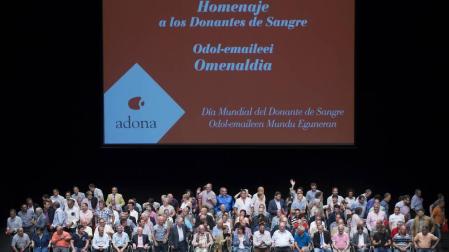 Los homenajeados de Adona, con la presidenta del Gobierno de Navarra, Uxúe Barkos, y la del Parlamento, Ainhoa Aznárez.