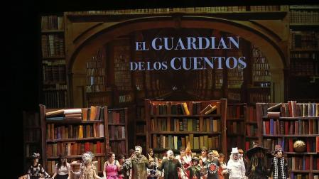 Imágenes de la obra que han interpretado 65 niños, jóvenes y adultos en el Teatro Arriaga.
