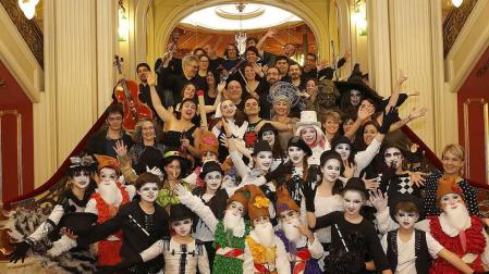 Imágenes de la obra que han interpretado 65 niños, jóvenes y adultos en el Teatro Arriaga.