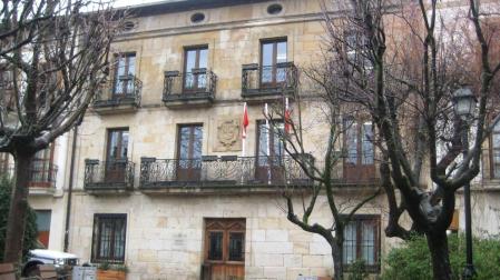 Ordenan al Ayuntamiento de Alsasua retirar una ikurriña de un mástil