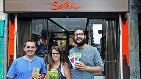 Luis González Lorente, Laure Doublet y Marco Pasqua, frente a la tienda de comercio justo en la calle Mercaderes.
