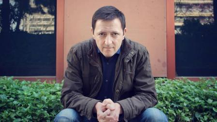 “En mis novelas parece que siempre echo de menos ese padre que no tuve”