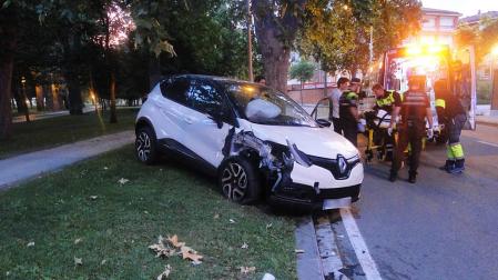 Choca ebrio contra coches y un árbol en la Vuelta del Castillo