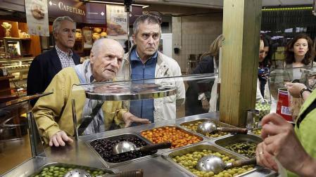 Antonio López y Juan José Aquerreta, de compras en el Mercado del Ensanche