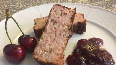 Fiambre de carne con salsa de cerezas