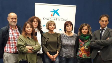 Federico Iriarte, presidente de Antox;, Izaskun Azcona, Obra Social “la Caixa”; Lucía González de Pedroso, Mancomunidad de Etxarri Aranatz; Blanca Martínez, psicóloga de Antox; Josune Zabala, educadora de la Mancomunidad de Irurtzun; Eneka Irizar, educadora de la Mancomunidad de Alsasua; y Gerardo Echavarren, director de Área de Negocio de CaixaBank en Sakana.