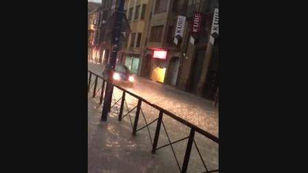 Calle inundada en Tafalla por la tormenta