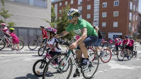 Las calles del Casco Viejo de Pamplona se llenaron este domingo de ciclistas que celebraban el Día de la Bicicleta
