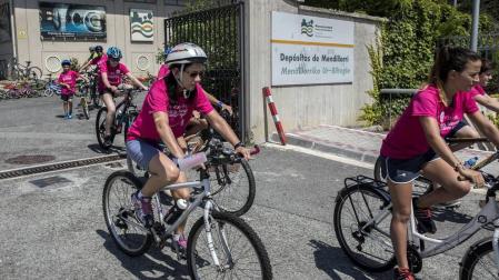 Las calles del Casco Viejo de Pamplona se llenaron este domingo de ciclistas que celebraban el Día de la Bicicleta