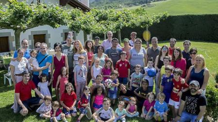 Doce familias navarras y de refugiados comparten experiencias en Labiano