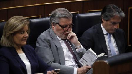 Los ministros, leyendo un libro o mirando el móvil mientras interviene Irene Montero