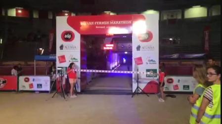 El ganador de la San Fermín Marathon llega a la meta