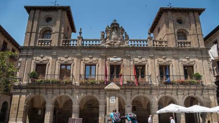 Atropella a cinco jóvenes en Viana durante una maniobra y da positivo